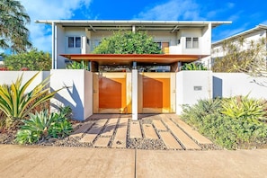 The entrance has a front garden with stone floors so you can enjoy this space for dining at the six-seater table. Surrounded by plants and greenery you’ll feel enclosed and private from neighbours. 