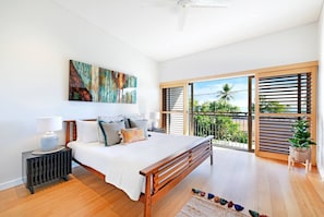  The primary bedroom features a comfortable king size bed that has sweeping beach views. Enjoy the privacy of having a walk in wardrobe and ensuite bathroom.