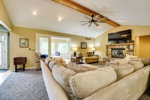 Living Room | Free WiFi | Smart TV | Gas Fireplace