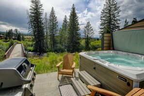 Private Hot Tub Right on the River With Gas BBQ Grill