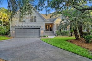 Large driveway with easy access to the front entry.  Lots of space for the entire group!