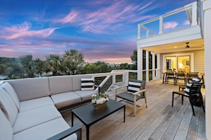 Great place to relax and grill on the outdoor deck space. Sunsets, wildlife, water, luscious landscapes... it doesn't get better than this.