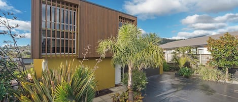 Tahunanui Beach Oasis - Nelson Holiday Home