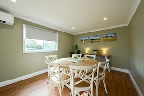 Dining Area (6 Spaces)