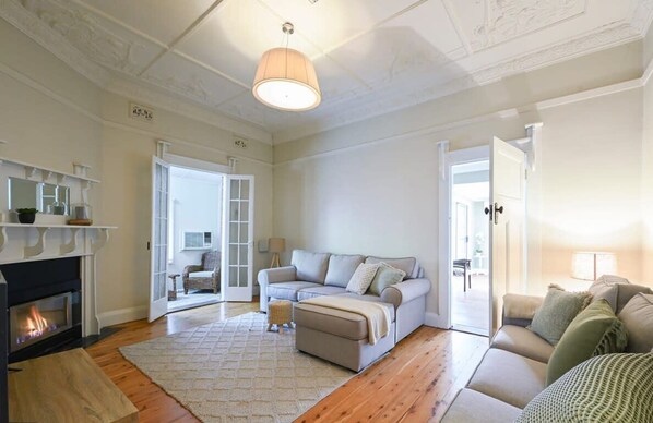 Bultje Bliss | CBD Haven, 1920s Timeless Charm