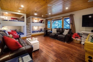 Game room has 4 queen bunk beds!