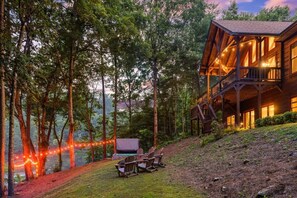 This backyard, and large 7-seater hot tub is on 3.5 private acres. You'll have waterfront views from the two large decks and be just steps to Allen Lake with paddleboards provided. Use the BBQ grill and fire pit, then retreat inside that was fully renovated in July 2023...