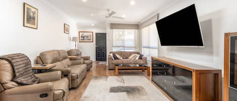 Plenty of seating in lounge for up to 6 guests.