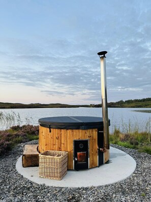 Wood burning, lochside hot tub - firewood supplied