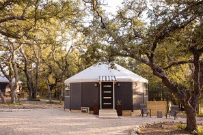 Surrounded by oak trees and nature
