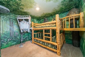 Immerse in a forest adventure with this unique bunk bed and sci-fi decor, perfect for an unforgettable stay!