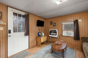 Livingroom with Roku TV and Internet.