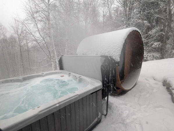 Hot Tub and Sauna!