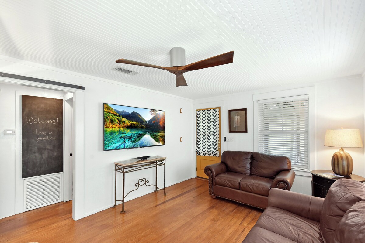 Tropical Garden Cottage. Luxurious Outdoor Shower. Fully Fenced Yard.