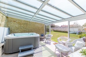 Indoor spa tub
