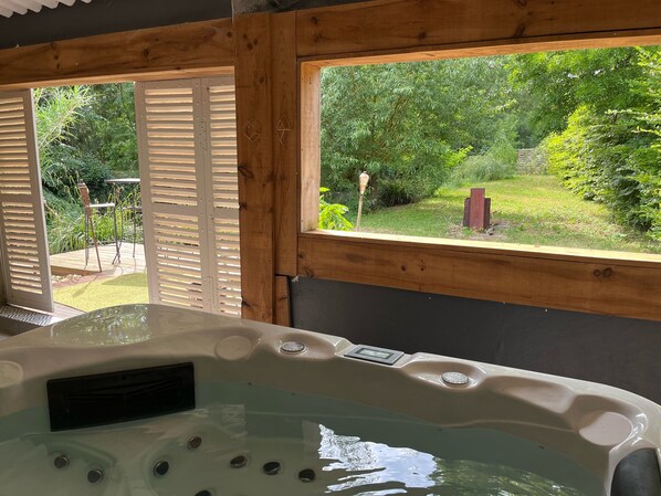 Indoor spa tub