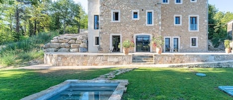 Maison a louer avec piscine chauffée et vue à 360° sur le village de Ménerbes