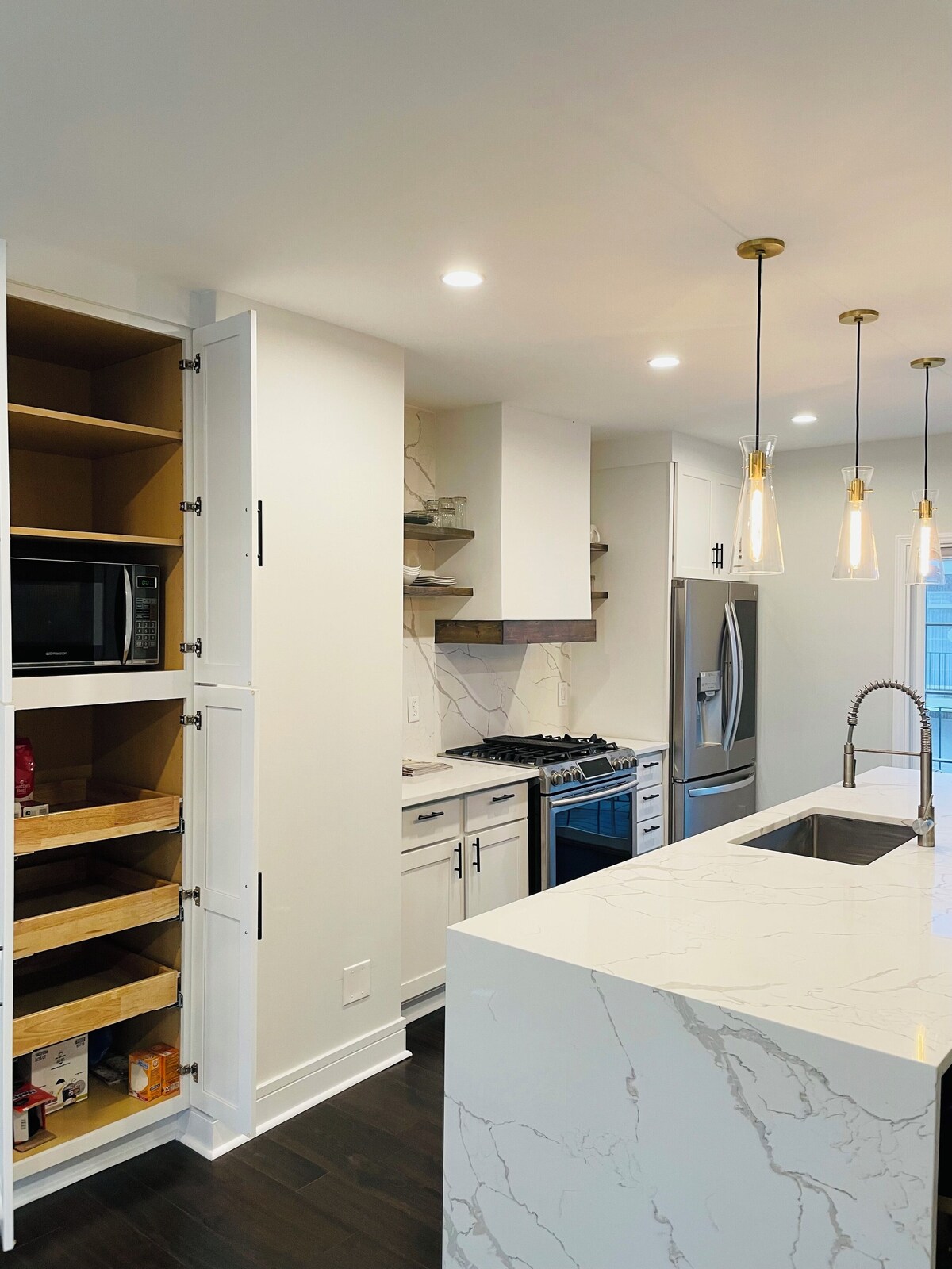 Modern 2bd 2.5bth townhome with comfy beds, chef kitchen & close to everywhere