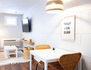 Open layout between living room, dining area, & kitchen