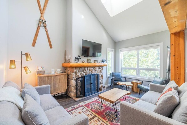 Gas Fireplace l Smart TV