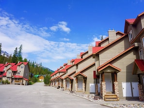 Stone Creek Chalets l Summertime