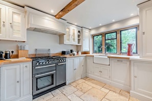 Fleur de Lys Kitchen - StayCotswold