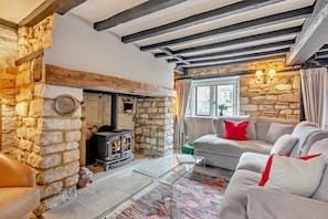 Fleur de Lys Sitting Area - StayCotswold