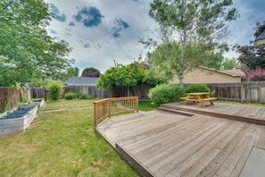 Private Yard | Deck | Picnic Table