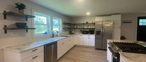 Spacious & bright kitchen equipped with many amenities 