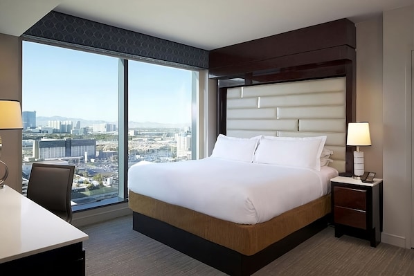 Unit with 3 King size beds. Exact unit will be assigned upon arrival. Views, colors and decor may vary.
