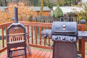 Deck | Fire Table | Outdoor Pizza Oven | Gas Grill (Propane Provided)