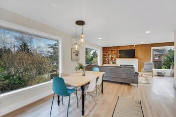 Stunning 3 BR Seattle Lake View House with AC & Heat