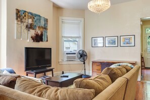 Living Room | Queen Sleeper Sofa | Free WiFi | Window A/C | Radiator Heating