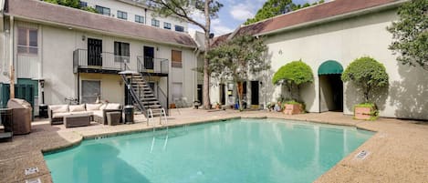 Dallas Vacation Rental | 1BR | 1BA | 702 Sq Ft | Step-Free Access