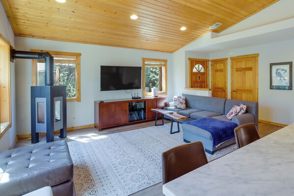 Truckee Vacation Rental | 2BR | 2BA | 1,000 Sq Ft | Stairs Required