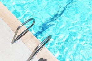 Enjoy the beautiful recreation deck on the 6th floor with a large pool and 2 hot tubs.