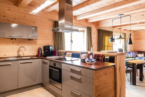 Luxus Design Chalet Kategorie 1, 105qm, 2 separate Schlafzimmer, Zirbenholzmöbel-Küche