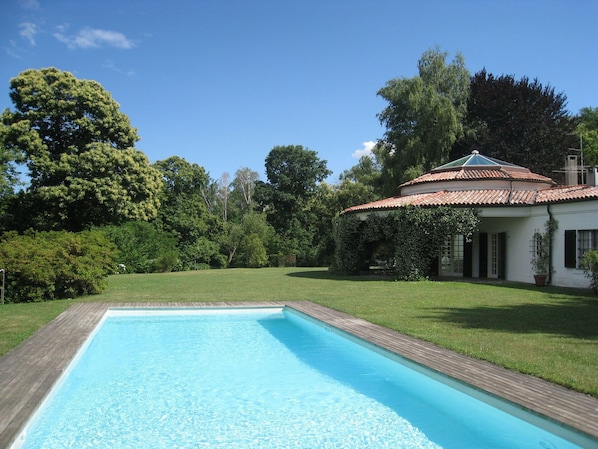 Balcony / Terrace / Patio, Building Exterior, Garden, Pool