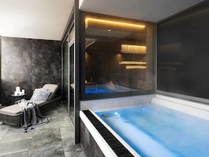 privater Außenwhirlpool auf dem Balkon mit Kuschelecke