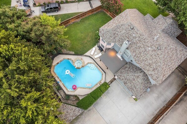 Welcome to your Texas Escape! Heated Pool with loungers and porch swing!