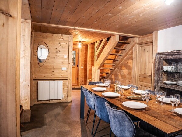 Espace repas avec vue sur le hall d'entrée, chambre du bas sur la gauche et la montée d'escalier pour accéder aux autres chambres