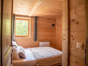 Chambre du rez-de-chaussée avec lit double et salle de bain privative