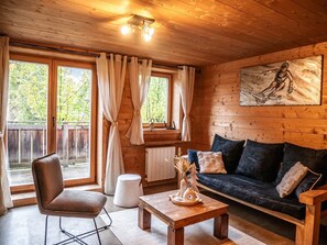 Salon, vu depuis la cuisine donnant sur une grande terrasse privative