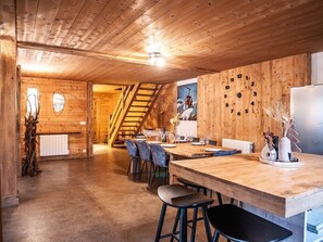 Vue depuis la cuisine vers l'entrée et la salle à manger