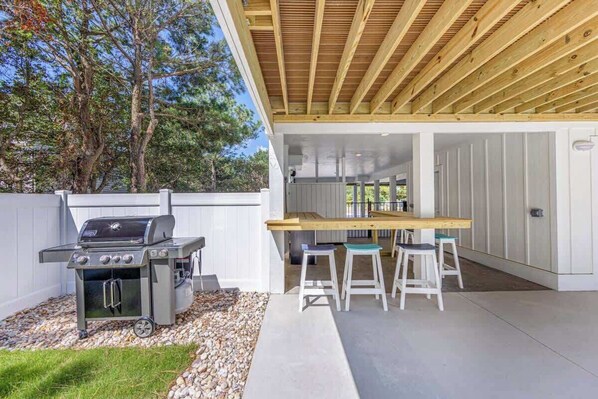 Outdoor bar with TV, Fridge and Grill