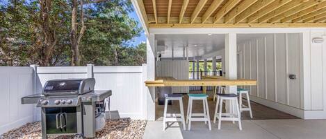 Outdoor bar with TV, Fridge and Grill