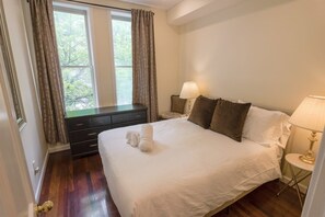 Secondary bedroom with queen bed