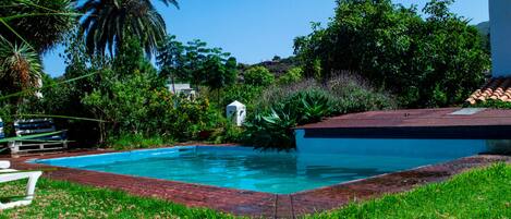 Disfruta de un refrescante baño con vistas a la montaña y el océano 