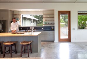 Gas stove & well stocked chef's kitchen