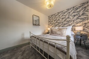 Tern Cottage, Burnham Market: The master bedroom